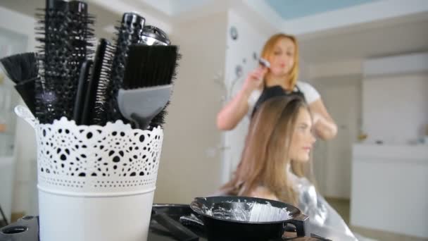 Professionelle Friseurin, Stylistin färbt jugendliche Mädchen Haare — Stockvideo