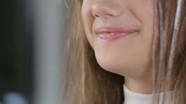 Teen flicka tittar på sig själv till den spegel durig att ha hår färg toning — Stockvideo