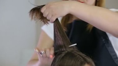 Genç kız istemcisinin Kuaför Salonu Kuaför penye ve yetişmek saç