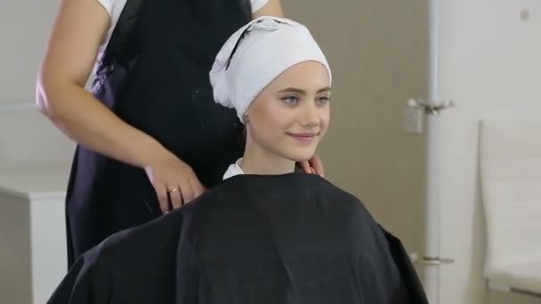 전문 미용사, hairdress에 대 한 십 대 소녀를 준비 하는 스타일 리스트 — 비디오
