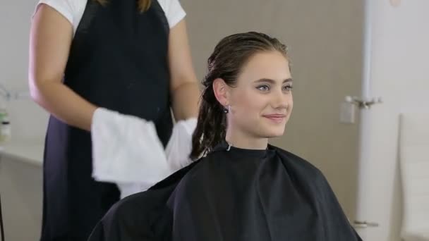 Peluquero profesional, estilista preparando chica adolescente para el peinado — Vídeo de stock