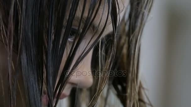 हेअरड्रेसर केस सलूनमध्ये किशोरवयीन मुली क्लायंटचे केस कॉम्बिंग आणि कटिंग — स्टॉक व्हिडिओ