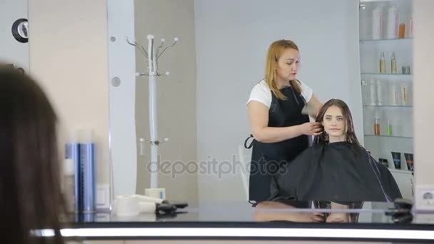 Friseur kämmt und schneidet im Friseursalon Haare von Teenie-Mädchen — Stockvideo