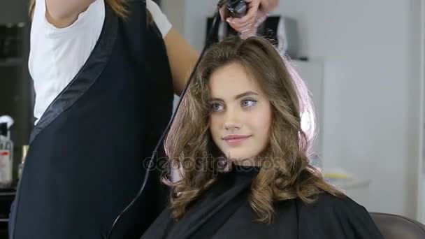 Coiffeur professionnel styliste bouclage jusqu'à jeune fille cheveux — Video