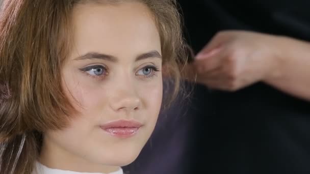 Close-up van professionele kapper, stylist kleuren tiener meisje haar — Stockvideo