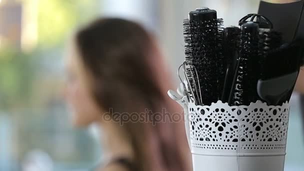 Professionele kapper, stylist kapsel voor tiener meisje met haarspeldje voor de vaststelling van haar voorbereiding — Stockvideo
