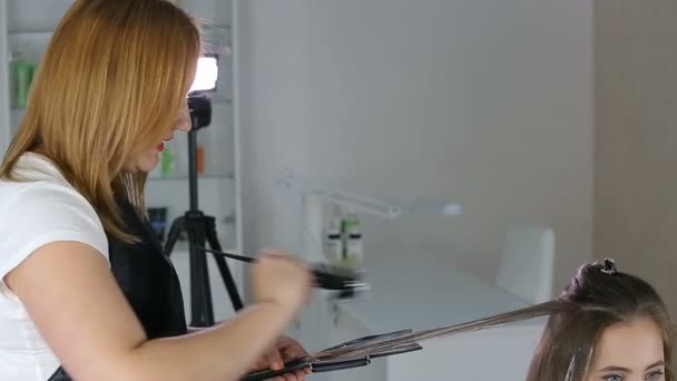 Cabeleireiro profissional, stylist colorir o cabelo da menina adolescente — Vídeo de Stock