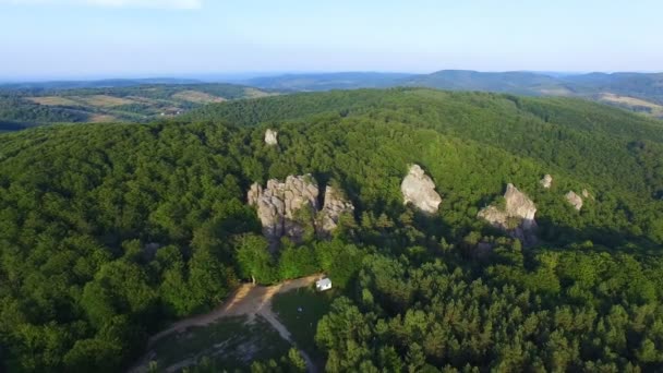 Beutiful vue aérienne de la falaise dans les montagnes Karpatiennes 