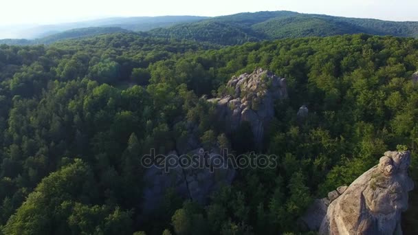 Cliff Karpatian dağlarda beutiful havadan görünümü — Stok video