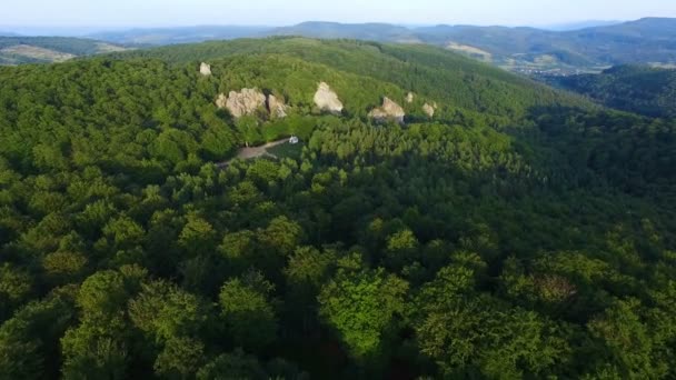 Ένα επιβλητικό εναέρια άποψη από γκρεμό στα Karpatian βουνά — Αρχείο Βίντεο