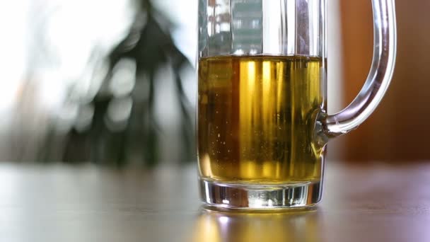 Half empty beer mug on table — Stock Video