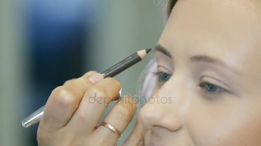 Profesyonel makyaj sanatçı sesleri sarışın modelleri kaş whith pastel boya.