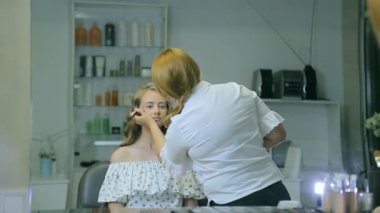 Göz kapağı profesyonel makyaj sanatçısı ton toz sarışın için uygulama modelleri.