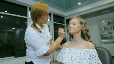 Profesyonel makyaj sanatçı sesleri sarışın modelleri kaş whith pastel boya.