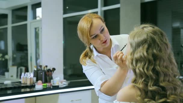 Maquillaje profesional artista tonos modelos rubios ceja whith crayón . — Vídeos de Stock