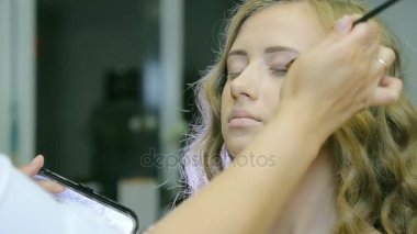 Göz kapağı göz farı yapmak için profesyonel makyaj sanatçısı ton toz sarışın için uygulama modelleri.