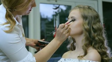 Göz kapağı göz farı yapmak için profesyonel makyaj sanatçısı ton toz sarışın için uygulama modelleri.