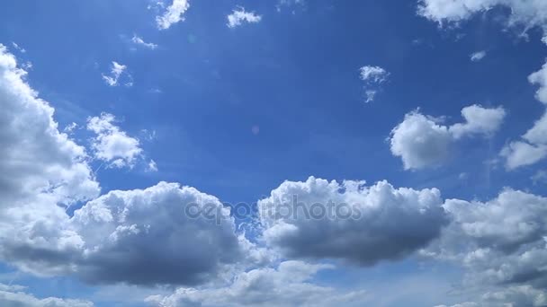 Czas upływa od białych puszystych chmur nad błękitnym niebem — Wideo stockowe