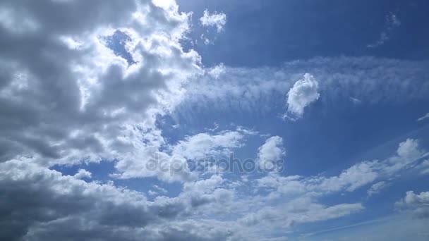 Lasso di tempo di bianco soffice nuvole sopra il cielo blu — Video Stock