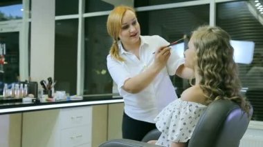 Profesyonel makyaj sanatçı cleanes sarışın modelleri yüz fırça ile.