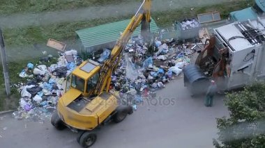 Ekskavatör Caddesi üzerinde büyük çöp yığını temizler.
