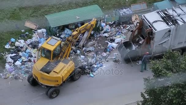 Excavadora limpia enorme montón de basura en la calle . — Vídeos de Stock