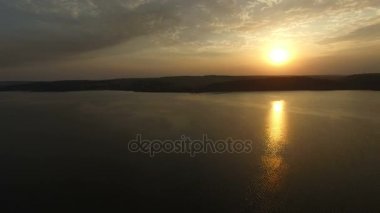 Büyük göl hakkında şaşırtıcı yaz sunrise hava ateş