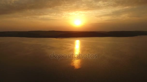 Pousse aérienne de l'incroyable lever du soleil d'été sur le grand lac — Video