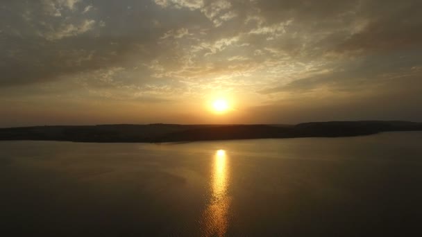 Luftaufnahme eines erstaunlichen Sommersonnenaufgangs über dem großen See — Stockvideo