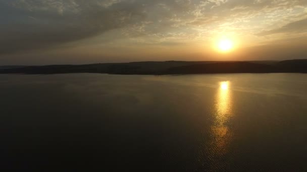 A nagy tó csodálatos nyári napfelkeltét antenna hajtás — Stock videók