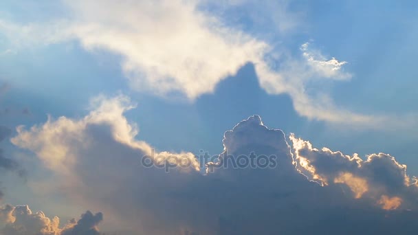 Bela timelapse com grandes nuvens e luz do sol rompendo a massa de nuvens . — Vídeo de Stock