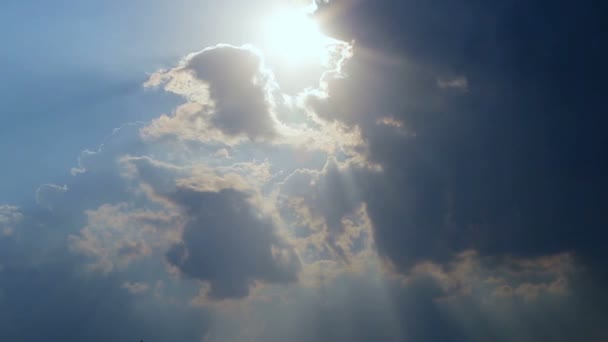 Bela timelapse com grandes nuvens e luz do sol rompendo a massa de nuvens . — Vídeo de Stock