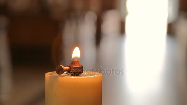 Одинокая свеча в церкви — стоковое видео
