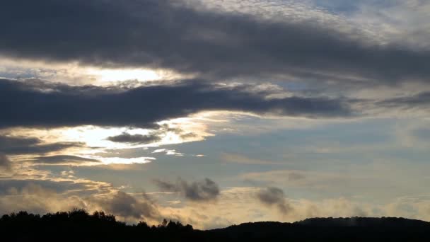 Piękny timelapse z dużej chmury i przedzierając się przez chmury masy Słońca. — Wideo stockowe