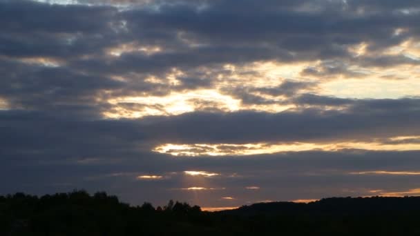 Piękny timelapse z dużej chmury i przedzierając się przez chmury masy Słońca. — Wideo stockowe