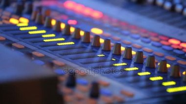 Ses karıştırıcı rock konseri üzerinde çalışma