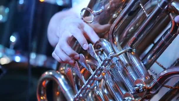 El hombre toca en la tuba melodía en concierto — Vídeos de Stock