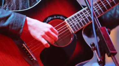 Kadının elleri üzerinde konser akustik gitar çalmak