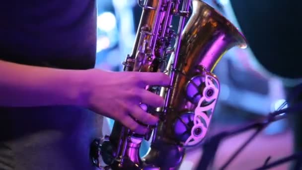 Young woman playing saxophone on concert. — Stock Video