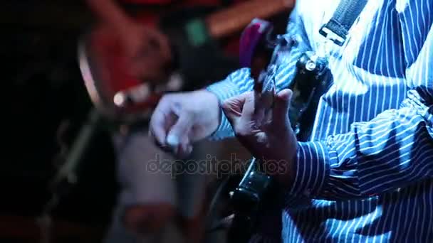 Músico de rock tocando guitarra elétrica em concerto . — Vídeo de Stock