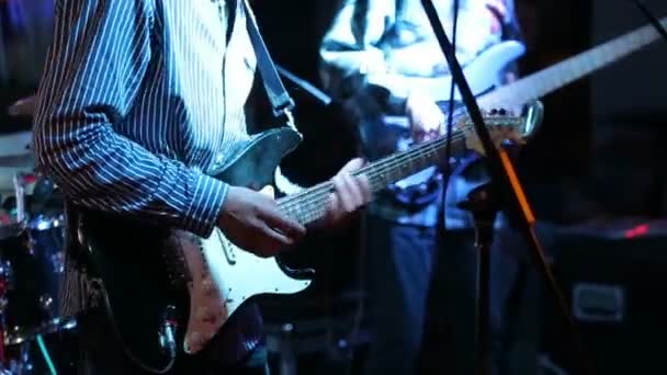 Rockmuzikant elektrische gitaar spelen op concert. — Stockvideo