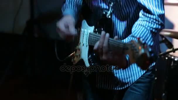 Рок-музыкант играет на электрогитаре на концерте . — стоковое видео