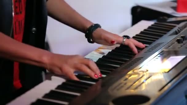 Womans hands playing keyboard on concert. — Stock Video