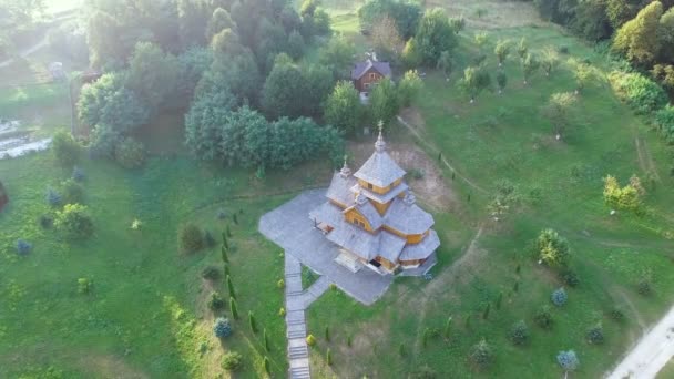 Vue aérienne d'une église en bois au coucher du soleil . — Video