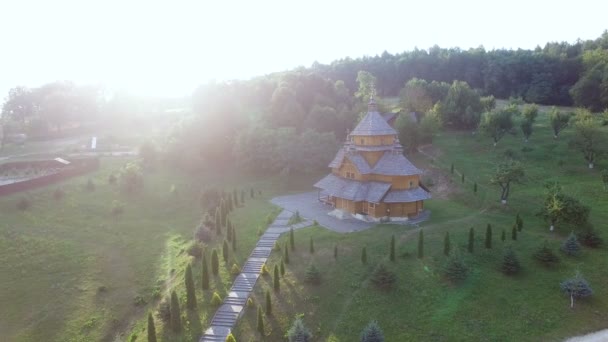 Luftaufnahme einer Holzkirche bei Sonnenuntergang. — Stockvideo