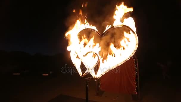 Two burning hearts on wedding fireshow. — Stock Video