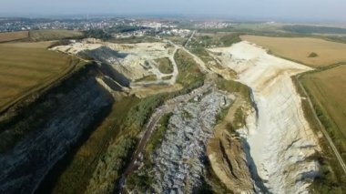 Çöp dökümü tarım alanları arasındaki hava atış.