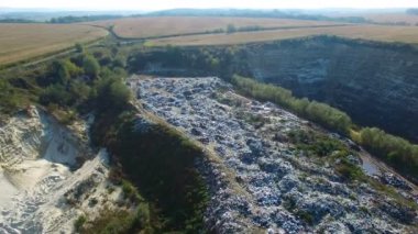 Çöp döküm gitmedenen tarım alanları yakın çevrede uçuyor. Havadan görünümü