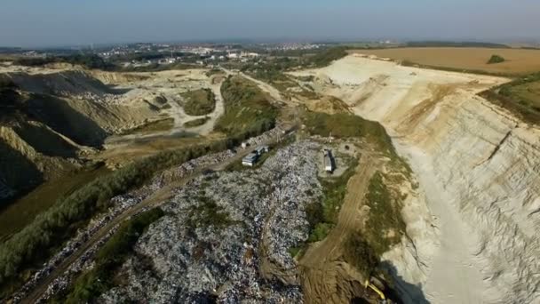 Colpo aereo del veicolo che porta spazzatura a discarica . — Video Stock