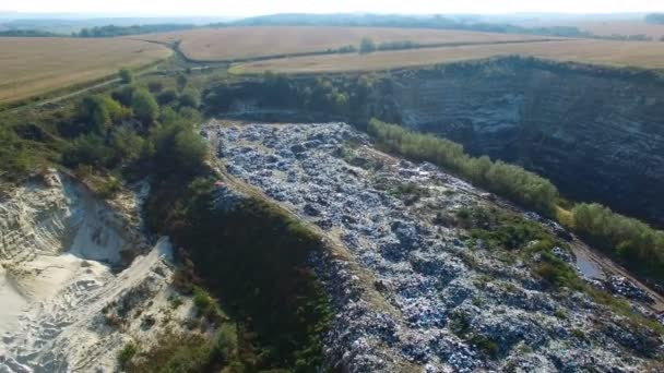 Fliegen um Mülldeponien in der Nähe von feuchten landwirtschaftlichen Feldern. Luftbild — Stockvideo